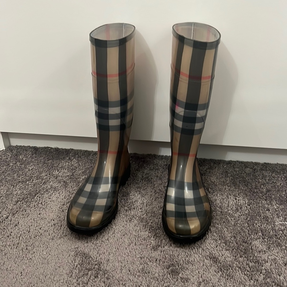 Authentic Burberry rain boots. Classic.